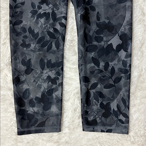 Old Navy Like New Active Powersoft Extra High-Rise Leggings Cropped Size M - Picture 2 of 12